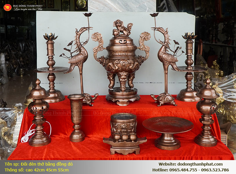 Hướng dẫn vị trí đặt đôi đèn thờ đồng đỏ đối xứng trên ban thờ gia tiên