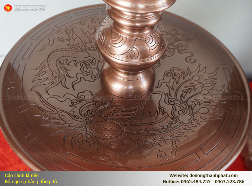 Ý nghĩa phong thủy của đôi chân nến đồng đỏ cao 52cm trên bàn thờ gia tiên