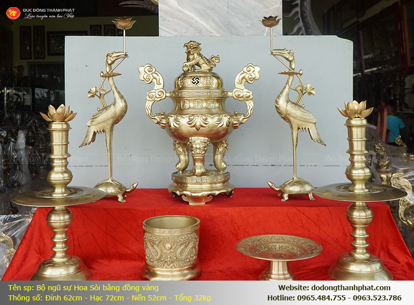 Chi tiết họa tiết hoa sòi đúc nổi thủ công sắc nét trên thân đỉnh đồng