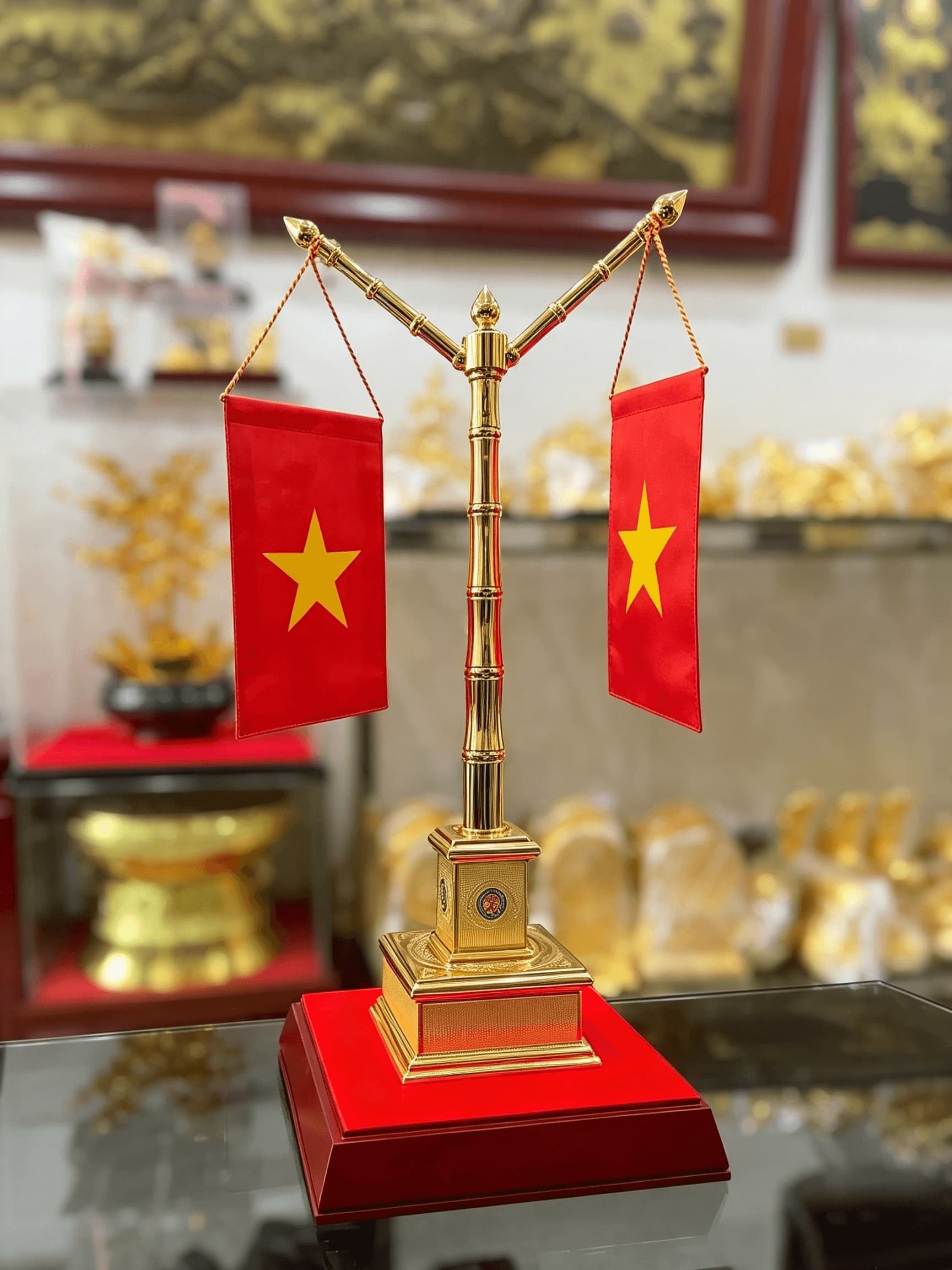 Cột Cờ hai lá cờ đối xứng — tượng trưng cho sự thống nhất, đoàn kết, cùng một Tổ quốc và cùng hướng tới tương lai tươi sáng