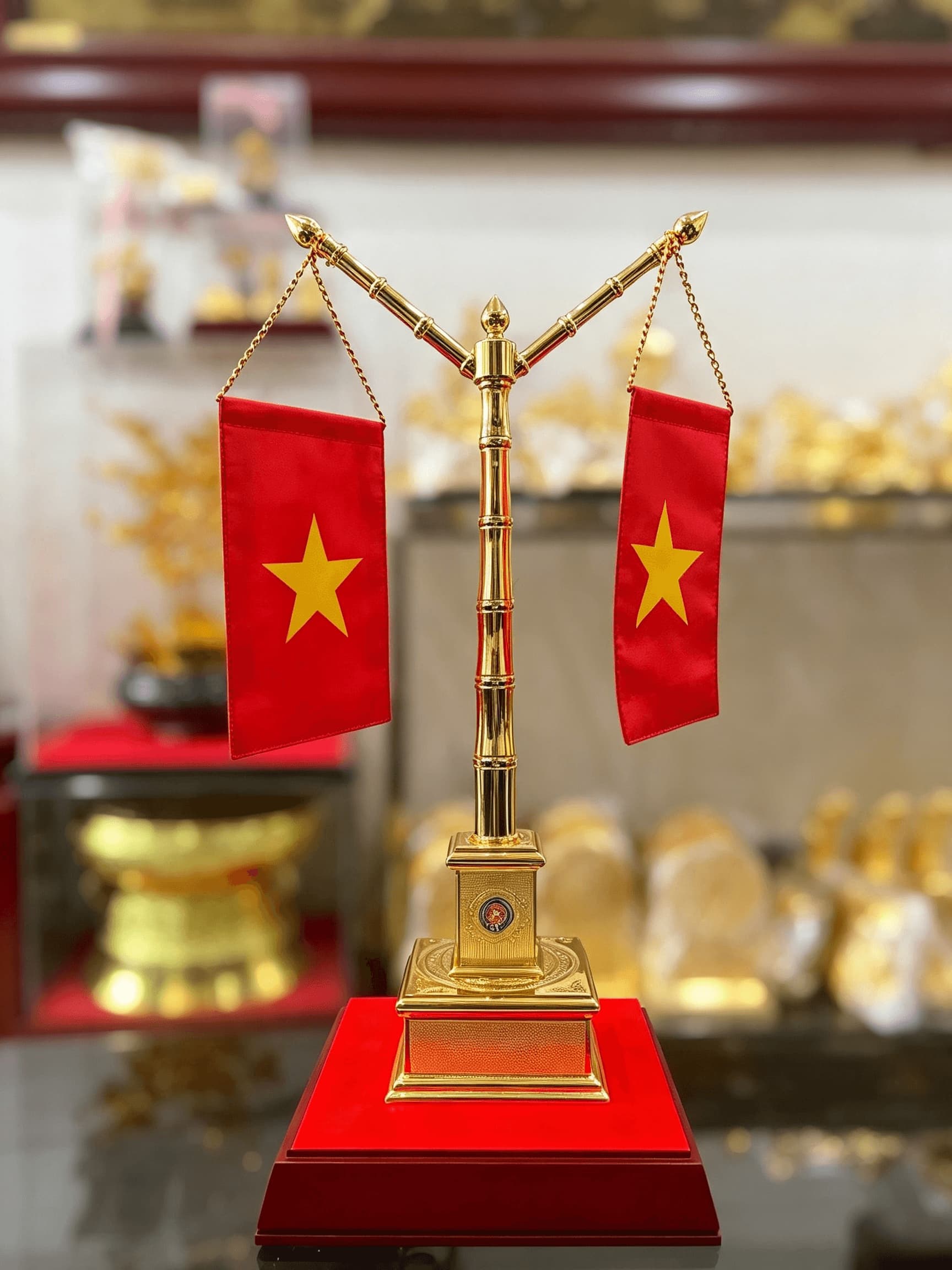 Cột Cờ Bằng Đồng — thân khúc tre vững chãi, hai lá cờ Quốc kỳ đối xứng, tượng trưng tự hào dân tộc, đoàn kết và thịnh vượng
