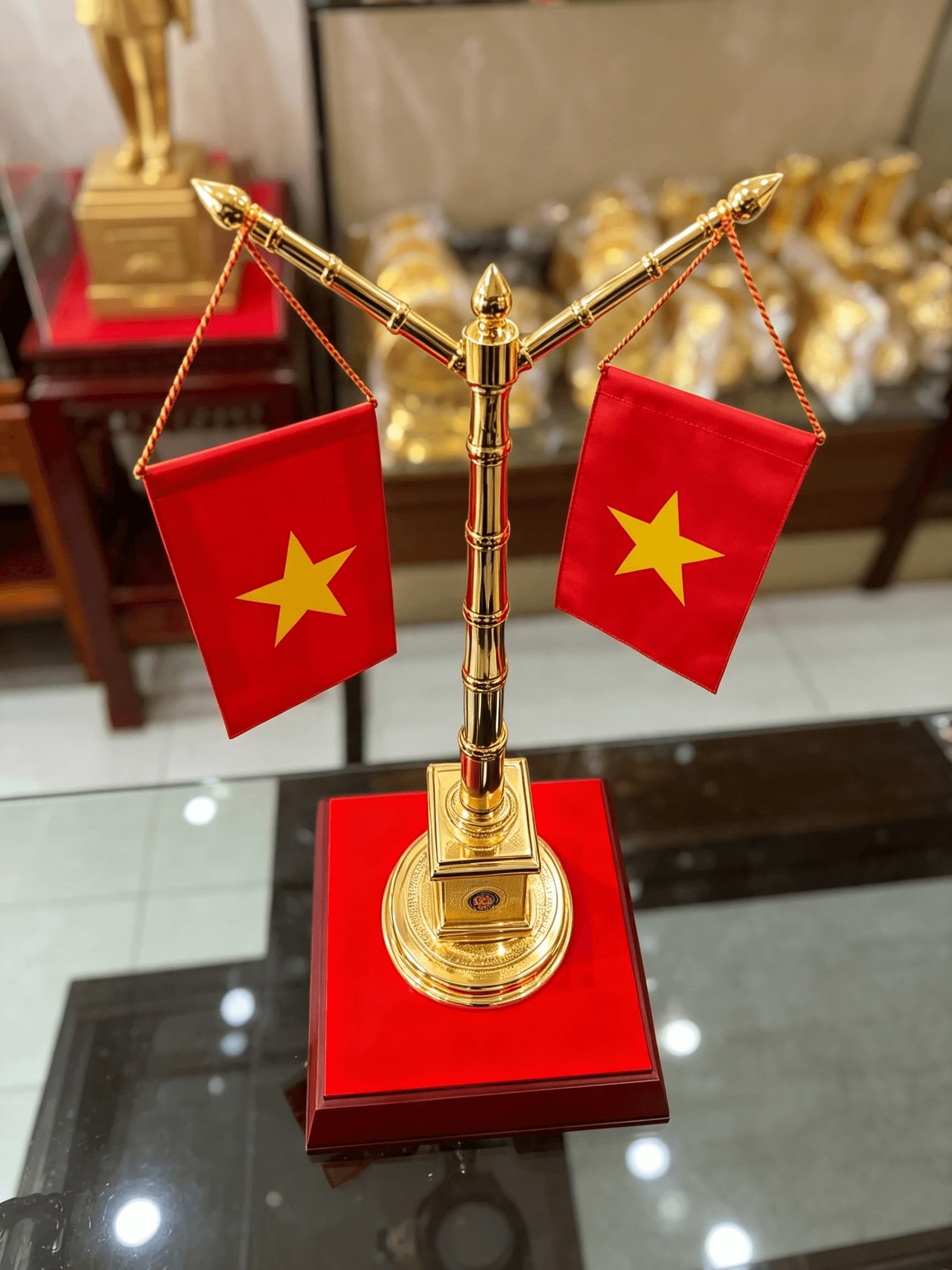 Cột Cờ thân khúc tre thanh cao vững chãi, tượng trưng tinh thần kiên cường, bất khuất và luôn vươn lên