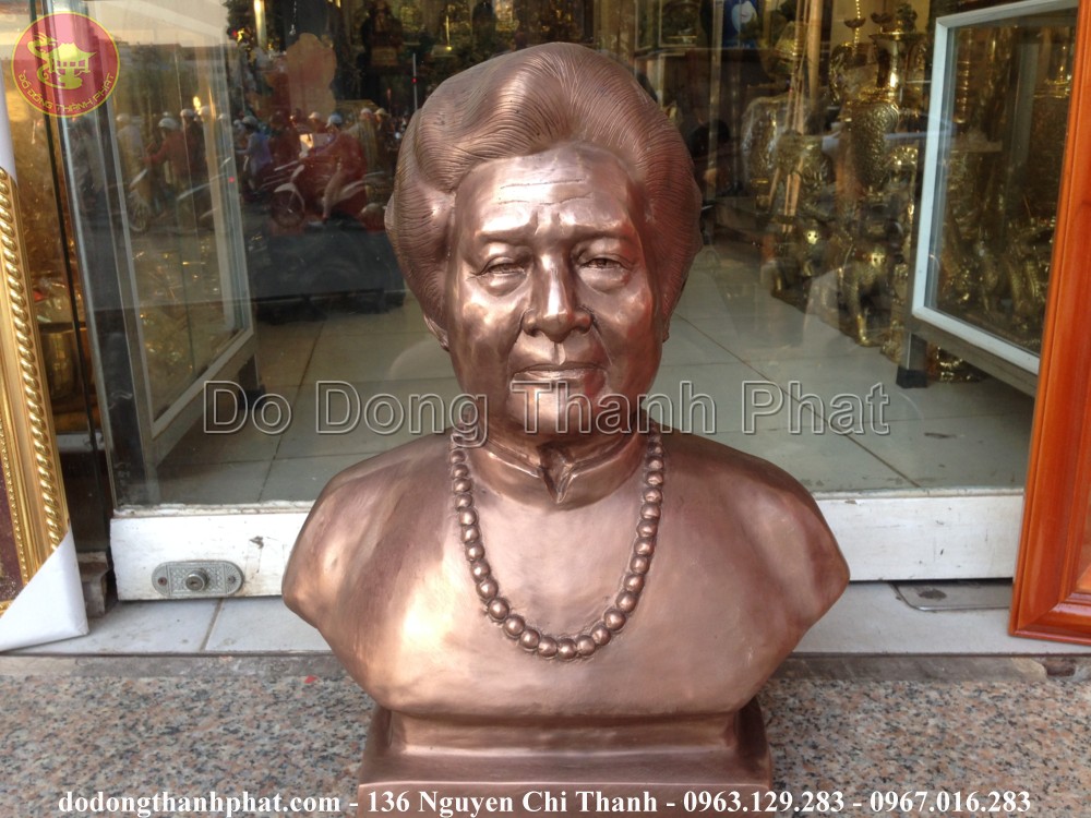 tượng bán thân cụ bà