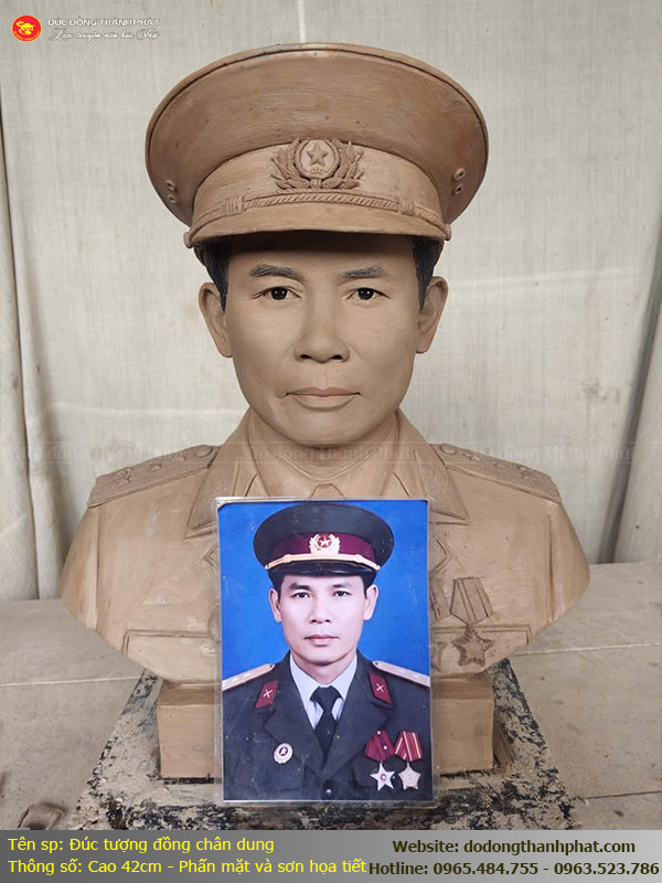 Đắp mẫu đất sét tượng đồng chân dung Liệt sĩ cao 42cm — nghiên cứu kỹ lưỡng ảnh tư liệu, tái hiện chân thực từng đường nét khuôn mặt và thần thái