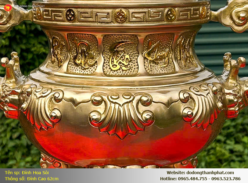 Chi tiết họa tiết hoa sòi đúc nổi thủ công tinh xảo trên đỉnh đồng bộ tam sự 62cm