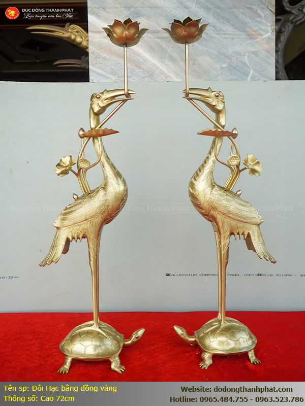 Đôi hạc đồng cao 72cm tạo nên thế "Tam sơn" vững chãi và uy nghiêm