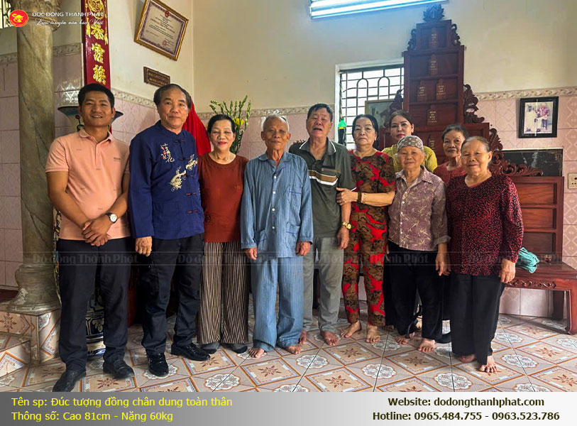 Bác khách và gia đình tại Thái Thụy, Thái Bình hạnh phúc đón nhận pho tượng chân dung Anh hùng LLVT đúc bằng đồng đỏ