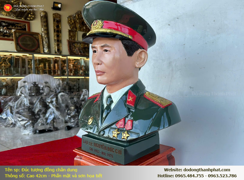 phấn mặt và sơn hoa văn tượng Liệt sĩ — từng chi tiết khuôn mặt, biểu cảm, quân phục và huân huy chương được tái hiện tỉ mỉ sống động