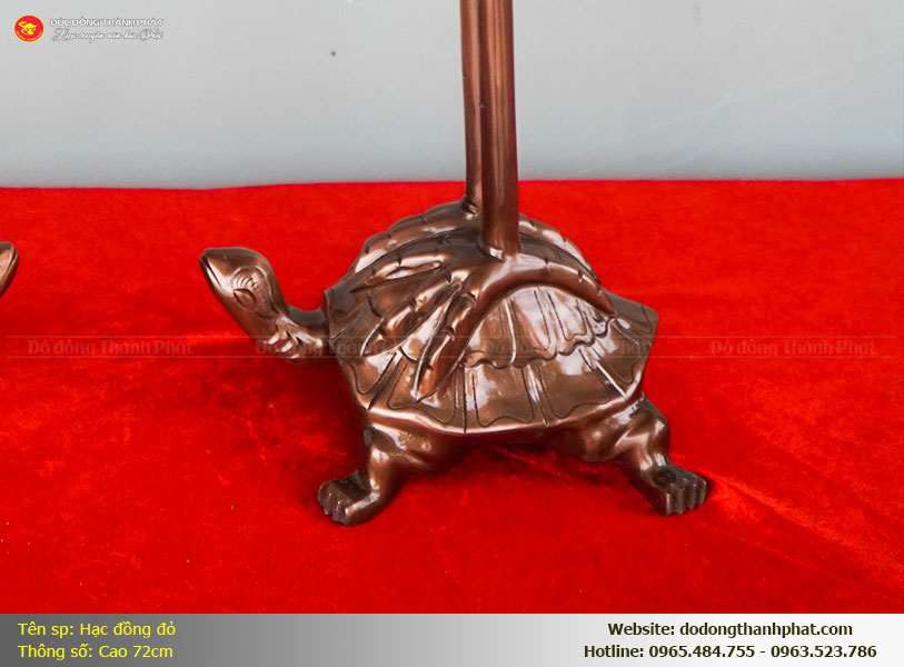 Ý nghĩa phong thủy sâu sắc của hình tượng Hạc cưỡi Kim Quy trên bàn thờ