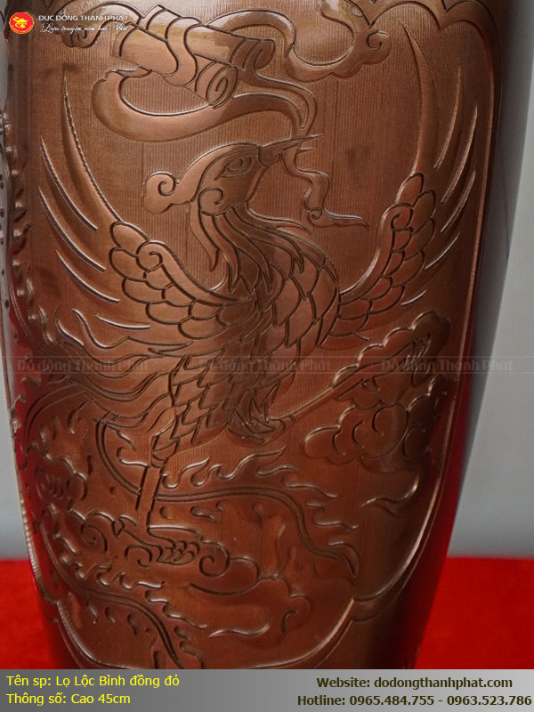 Họa tiết Phượng chạm thủ công tinh xảo trên lọ hoa bằng đồng đỏ Thành Phát