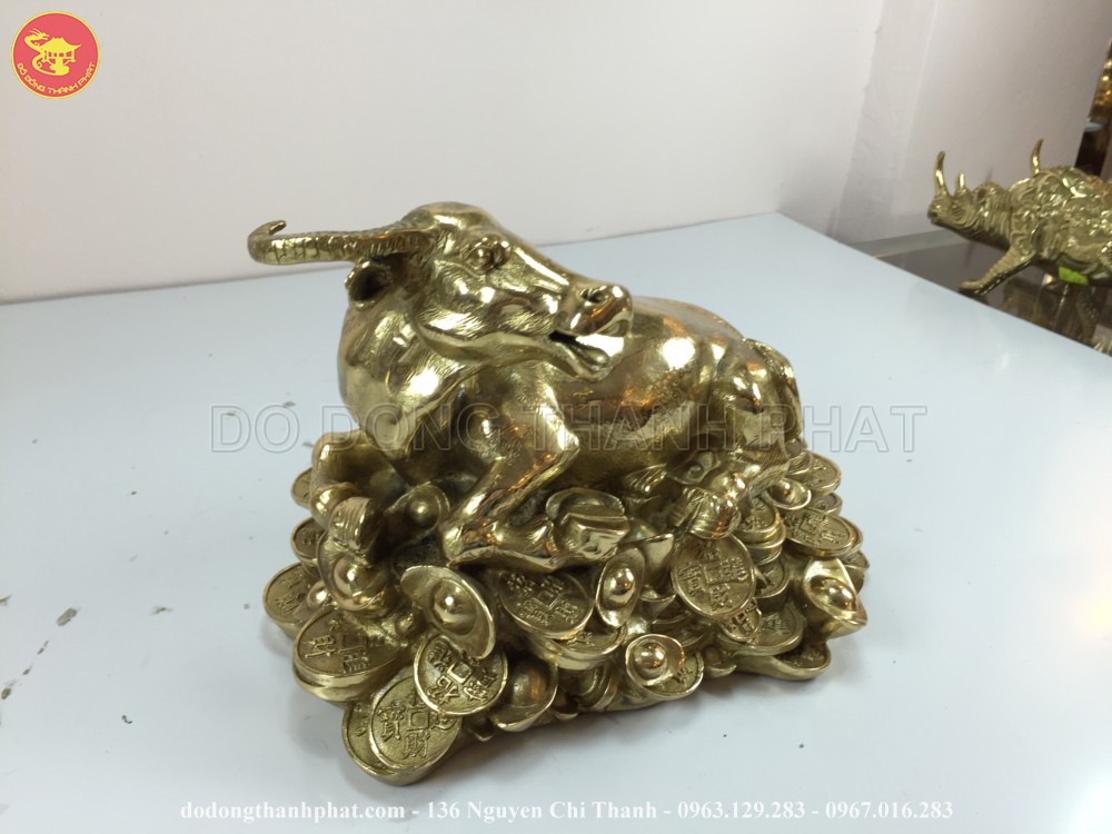 tượng trâu nằm trên tiền bằng đồng