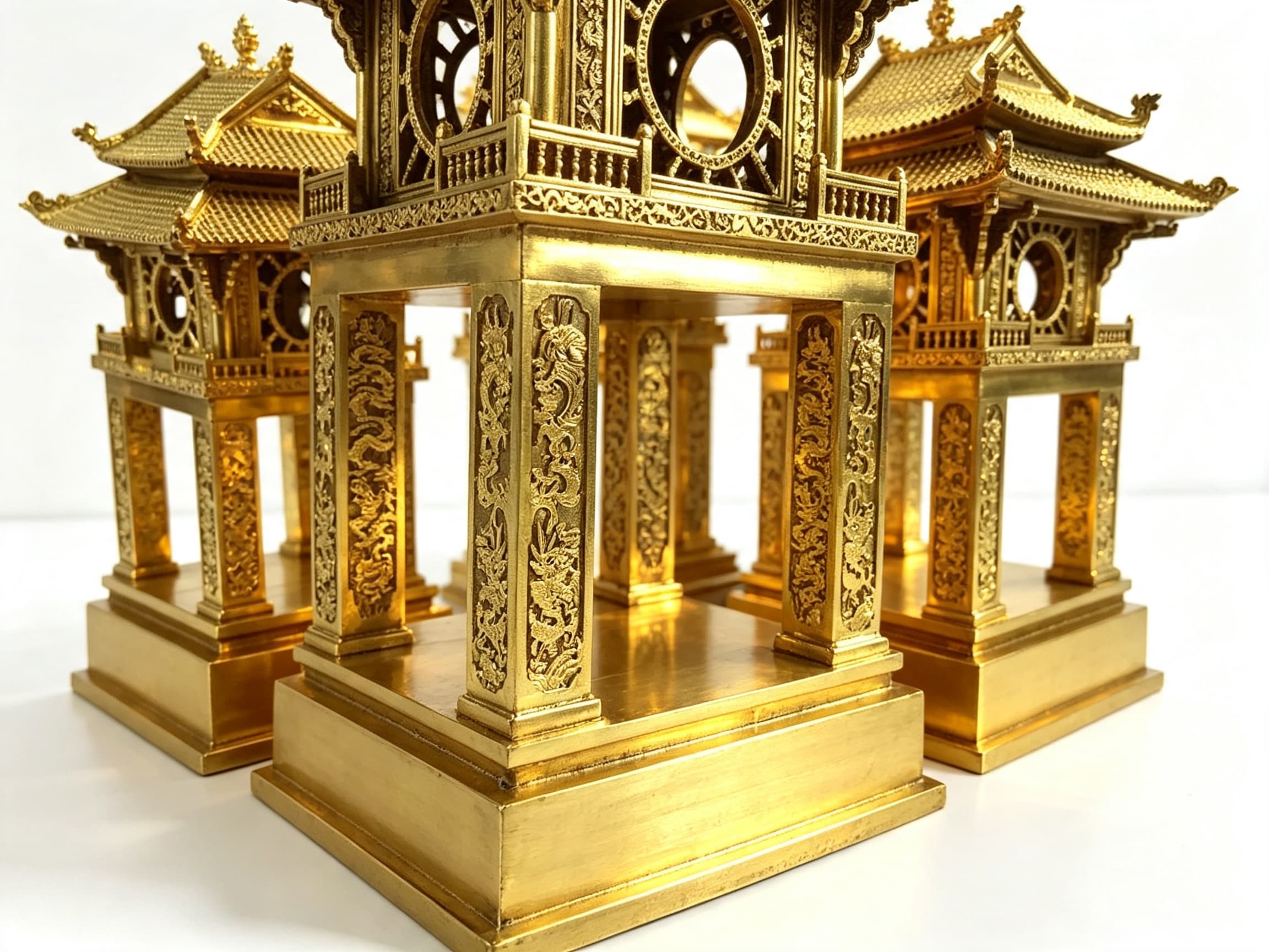Khuê Văn Các Đồng Dát Vàng 24K — góc nhìn chính diện, cửa vòm tròn hoàn hảo, tứ trụ khắc rồng uy nghiêm