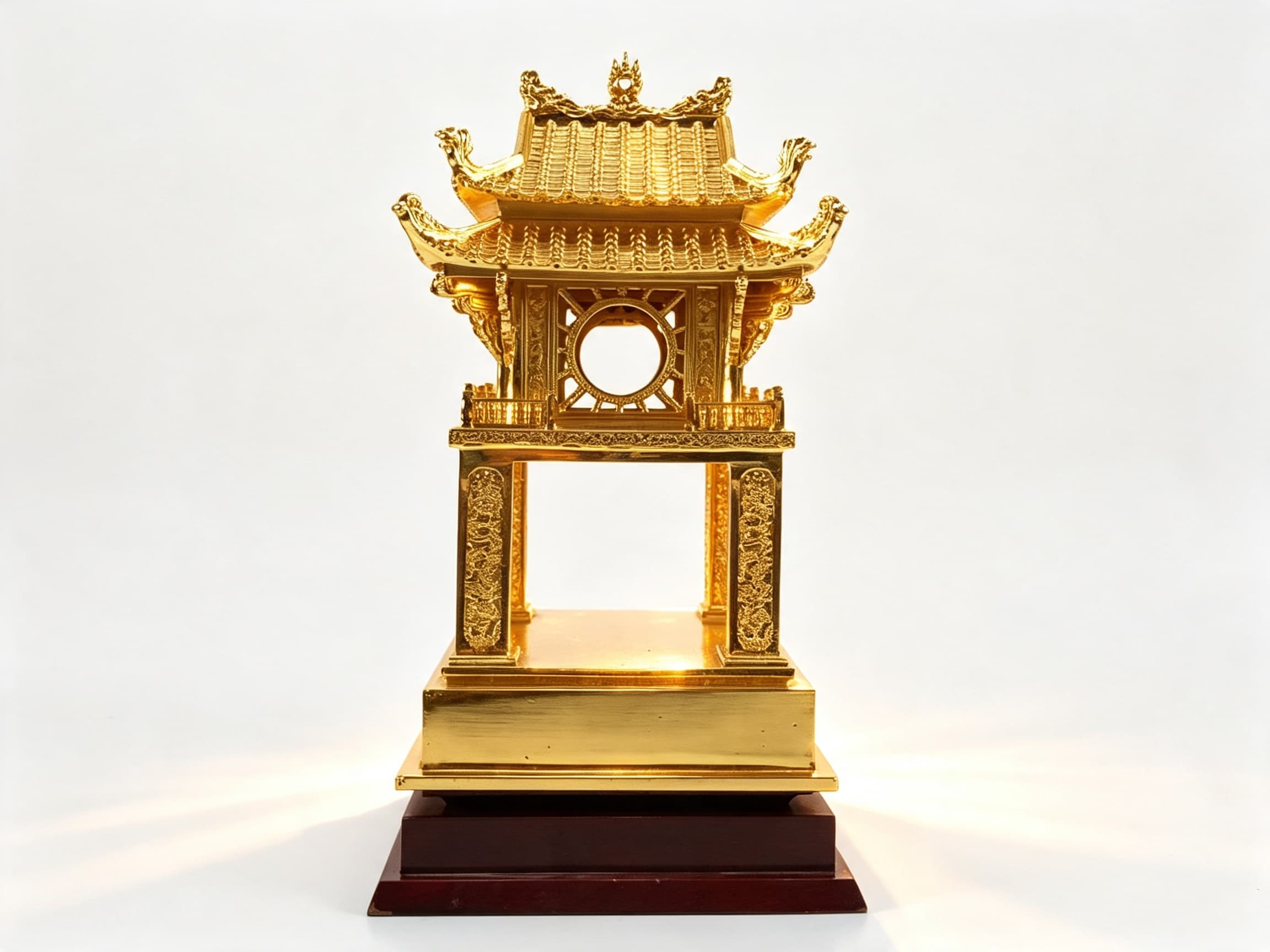Khuê Văn Các Đồng Dát Vàng 24K — góc nhìn nghiêng, thể hiện mái hai lớp cong uyển chuyển và hoa văn trên tứ trụ