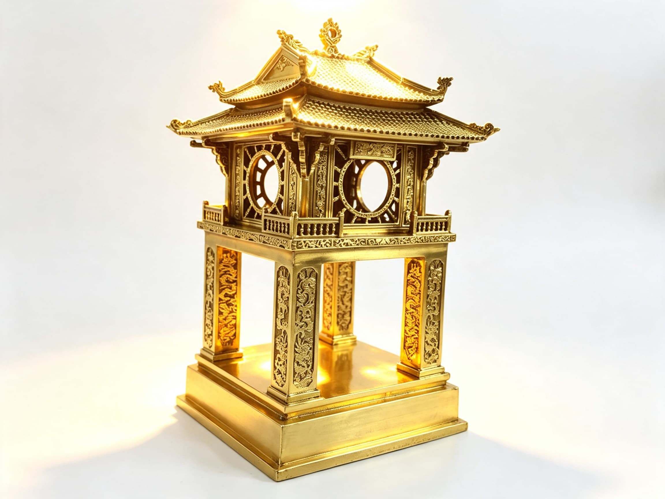 Khuê Văn Các Đồng Dát Vàng 24K — góc nhìn tổng thể sau khi hoàn thiện, ánh vàng sáng lấp lánh bao phủ toàn bộ tác phẩm