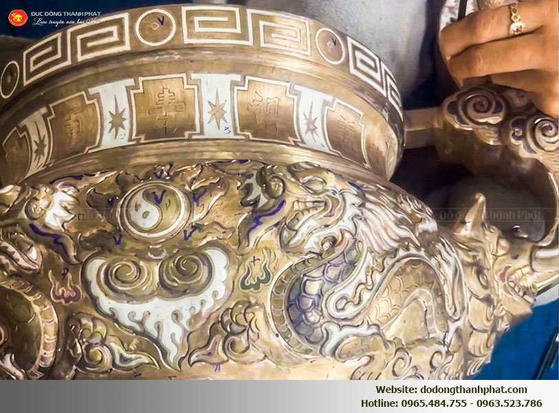 Kỹ thuật đục nổi 3D họa tiết Song Long trên đỉnh đồng đỏ nồi hè cao cấp