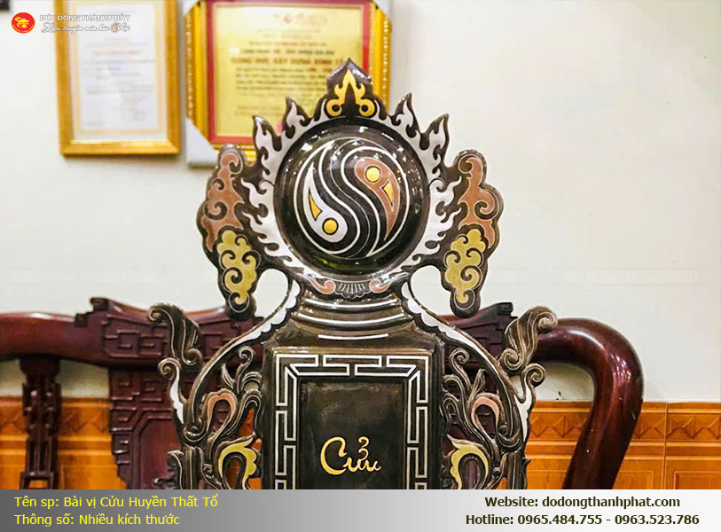 Họa tiết mặt nguyệt khảm Âm Dương cân bằng trên bài vị đồng khảm tam khí