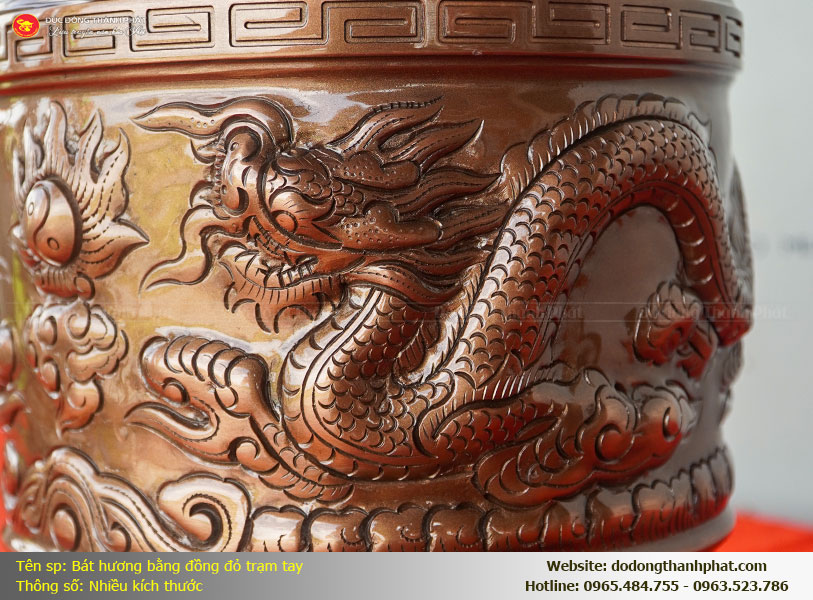 Cận cảnh họa tiết Long Phượng chầu mặt nguyệt được đục tay thủ công trên bát hương đồng đỏ Thành Phát