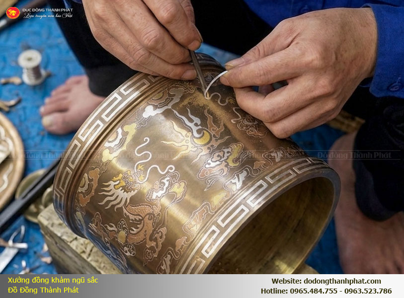 Nghệ nhân Thành Phát khảm thủ công vàng bạc lên bát hương đồng nồi hè