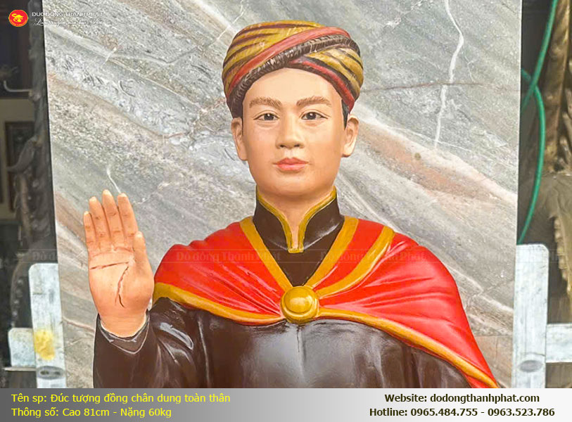 Thần thái pho tượng — Đôi mắt tinh anh, nét mặt uy nghiêm nhưng bao dung, đúng phong thái người lính Anh hùng