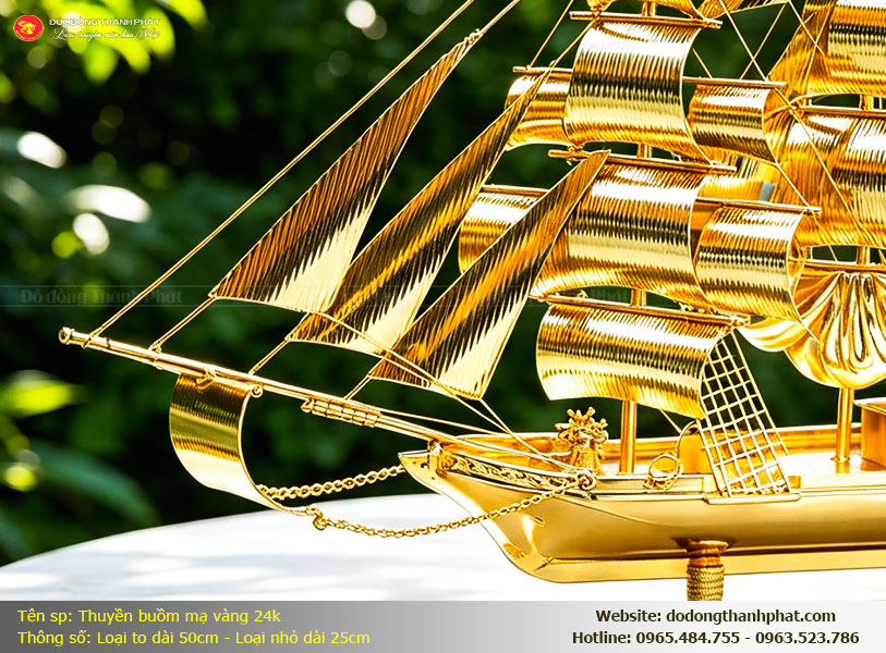 Thuyền Buồm Mạ Vàng 24K — mũi thuyền hướng về phía trước, buồm căng rộng đón gió, tượng trưng thuận lợi, bình an và tương lai tươi sáng