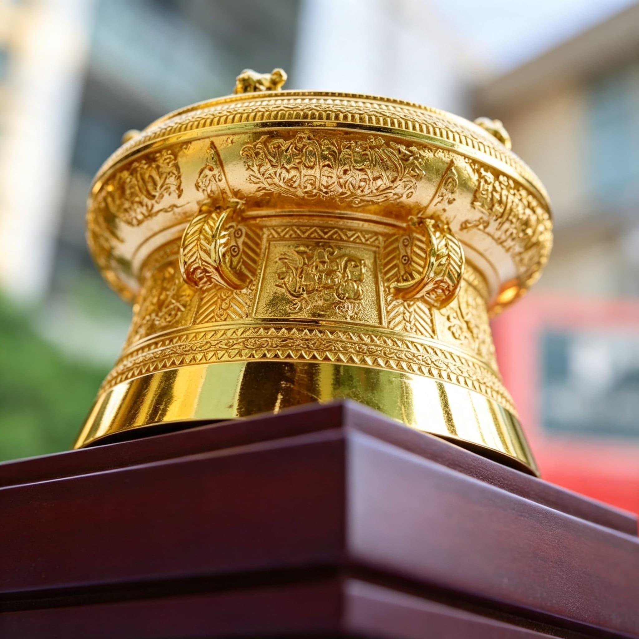 Trống Đồng Mạ Vàng 24K — tổng thể hình dáng tròn đầy, hoa văn tia nắng trung tâm tỏa sáng, tượng trưng ánh sáng và thịnh vượng lan tỏa