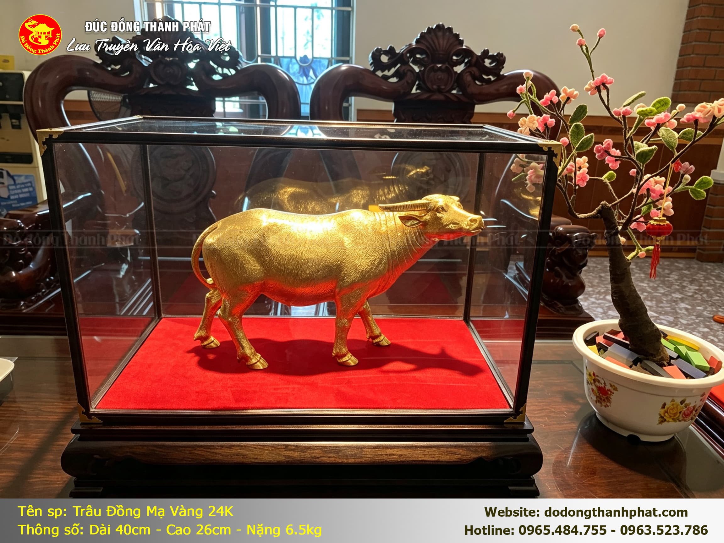 Tượng Trâu Đồ Đồng Phong Thủy — đặt trên bàn gỗ trang trọng, tỏa vẻ đẹp ấm áp, bình yên và thịnh vượng bền lâu cho không gian