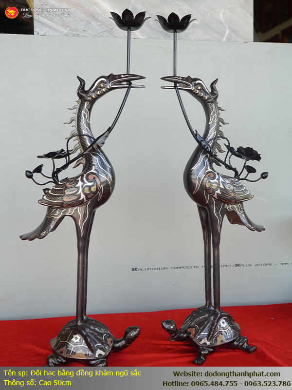 Sự cân đối giữa đỉnh đồng 45cm, hạc 50cm và chân nến 41cm trên ban thờ gia tiên