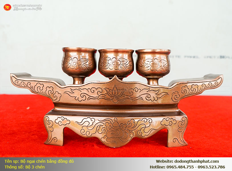 Hướng dẫn vị trí đặt bộ ngai chén bằng đồng đỏ nồi hè ở chính giữa ban thờ phía trước bát hương
