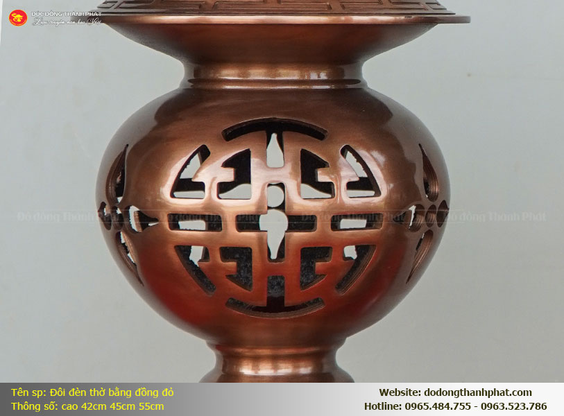 Họa tiết chữ Thọ đục rỗng tinh xảo trên đèn thờ bằng đồng đỏ Thành Phát