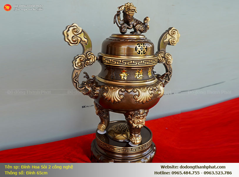 Đỉnh đồng hoa sòi 2 công nghệ cao 65cm đứng bệ vệ, biểu trưng cho sự vững chãi của gia phong và sinh sôi nảy nở tài lộc