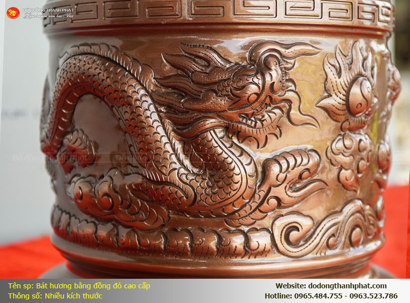 Họa tiết Song Long Chầu Nguyệt chạm nổi tinh xảo trên bát hương đồng đỏ Thành Phát