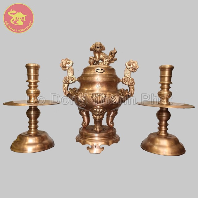 Bộ tam sự đỉnh nến hoa sòi bằng đồng hun nâu giả cổ cao 55 cm