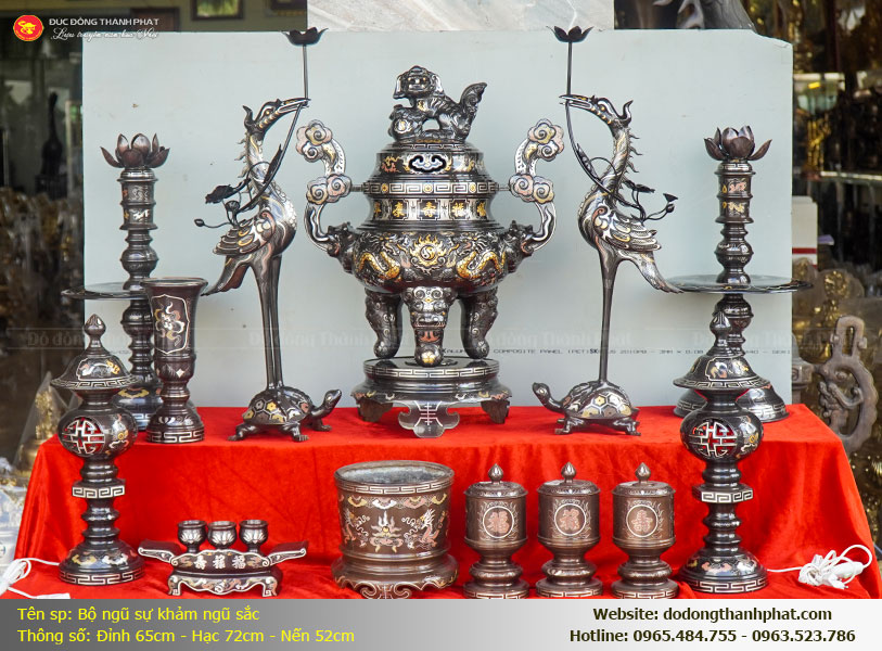 Cách đặt đôi đèn thờ khảm ngũ sắc chuẩn phong thủy trên ban thờ gia tiên