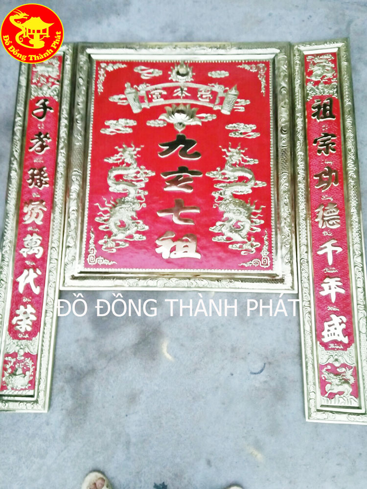 Bộ Cửu Huyền Thất Tổ Cùng Với Bộ Câu Đối Bằng Đồng Treo Trên Ban Thờ Gia Tiên