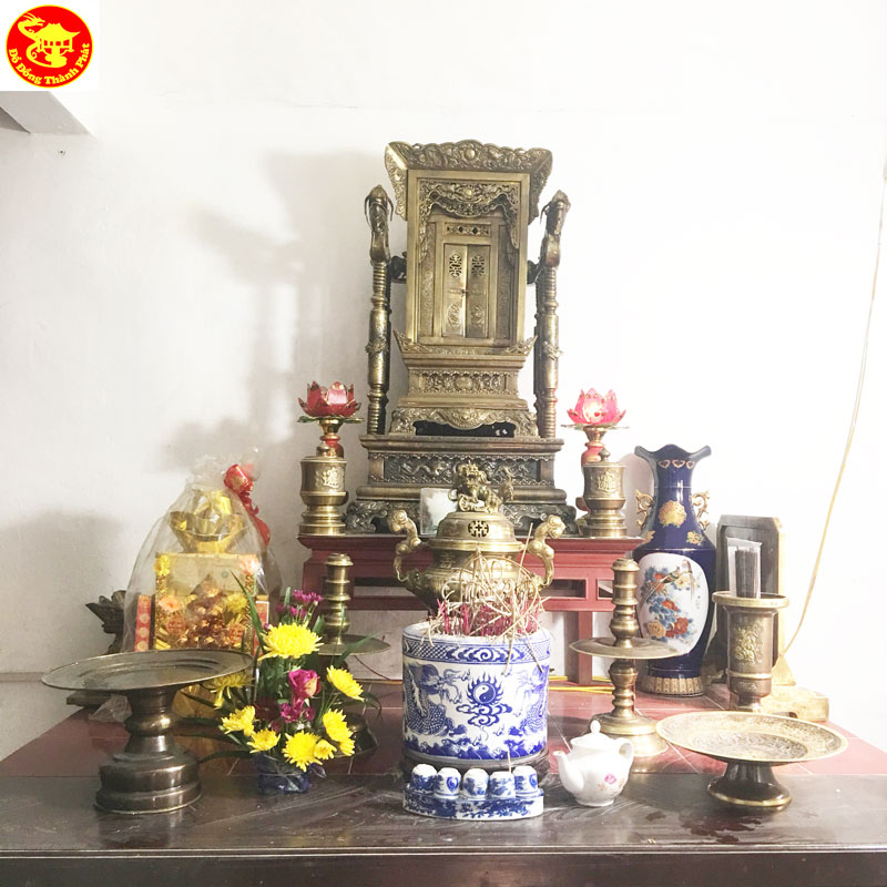 Bộ Ngai thờ Khám Thờ Bằng Đồng hun Trên Ban Thờ Nhà Họ Nguyễn Thái Bình Cao 68 cm Bộ Ngai thờ Khám Thờ Bằng Đồng hun Trên Ban Thờ Nhà Họ Nguyễn Thái Bình Cao 68 cm