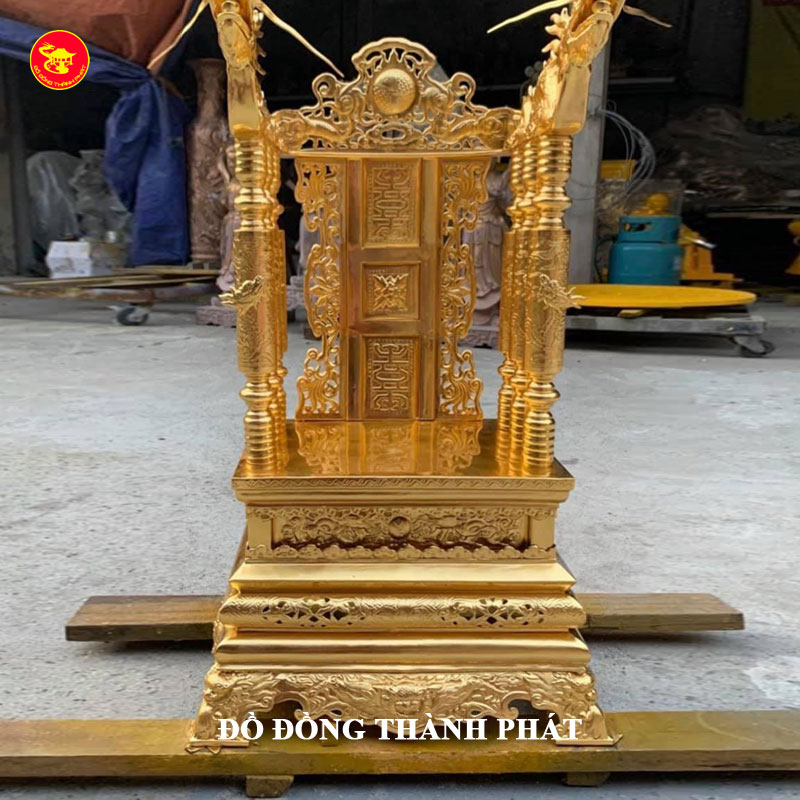 Ngai đồng dát vàng cao 81 cm rộng 45 cm sâu 40 cm Ngai đồng dát vàng cao 81 cm rộng 45 cm sâu 40 cm