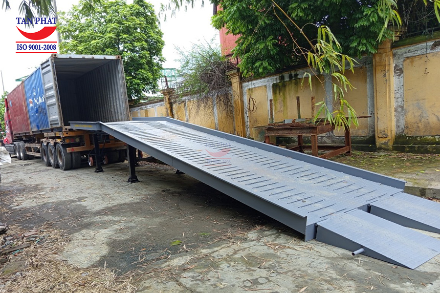 Cầu dẫn lên container 6 tấn tại Thái Nguyên: Hoàn thiện lắp đặt bàn giao