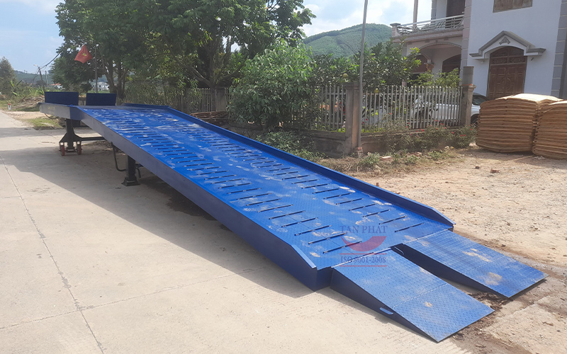 Cầu xe nâng bàn giao tại Lào Cai