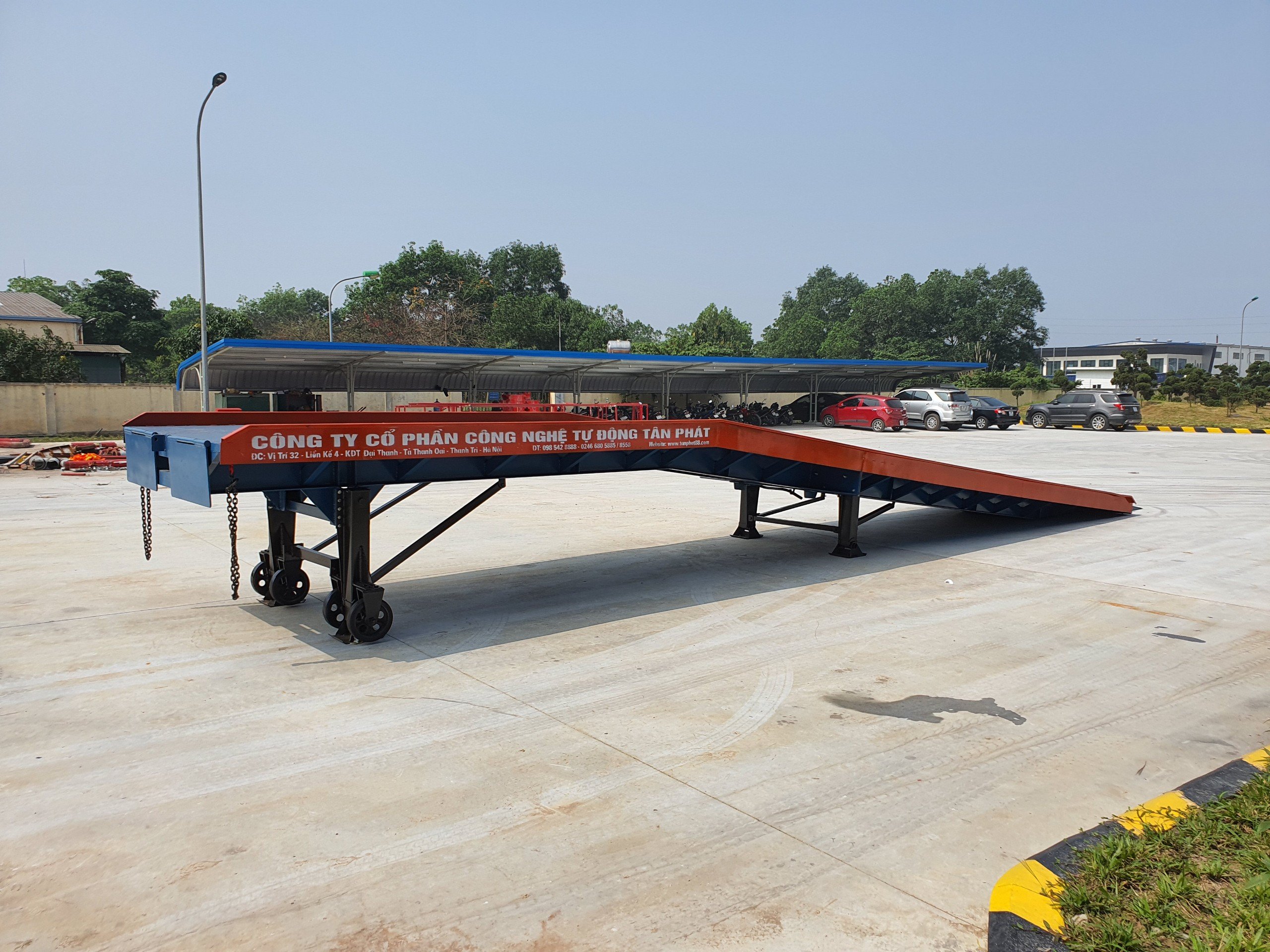 Cầu dẫn xe nâng lên container
