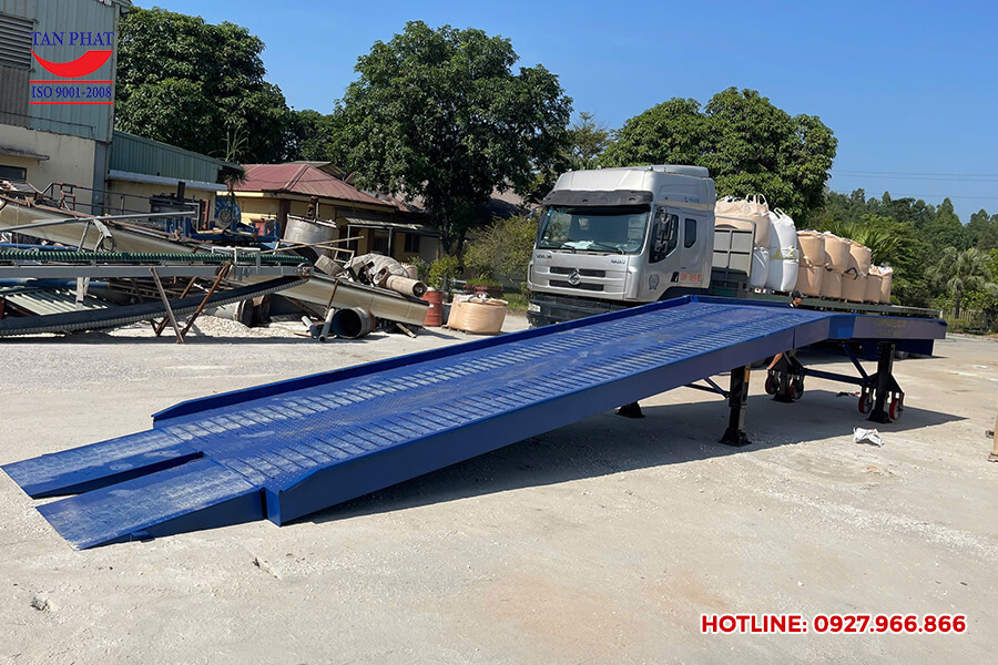 Cầu dẫn xe nâng lên container 10 tấn dài 11m giao tại KCN Thái Hà, Ninh Bình