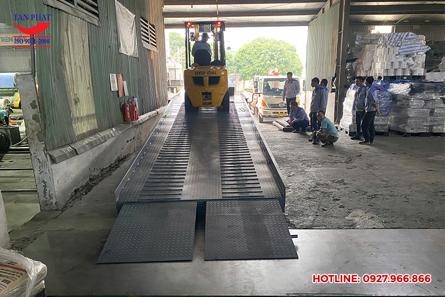 Bàn giao cầu dẫn xe nâng lên container 10 tấn dài 10m tại Nghệ An