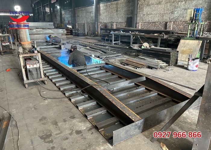 Cầu dẫn xe nâng lên container 8 tấn dài 13m 