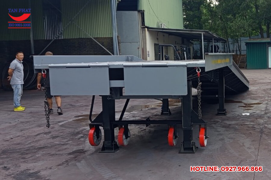 Cầu dẫn lên container 8 tấn tại Phú Thọ