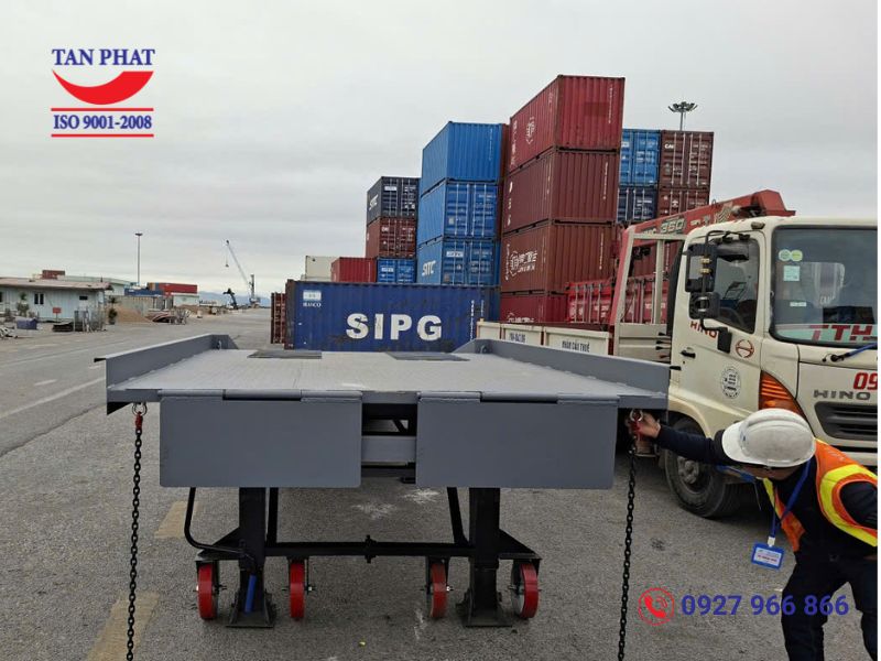 Cầu dẫn xe nâng 8 tấn dài 11m giao tại Cảng Nam Đình Vũ, Hải Phòng