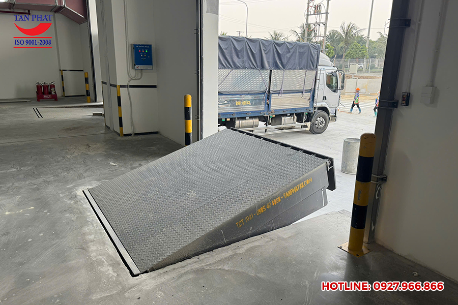 Dock Leveler 12 tấn lắp đặt tại KCN Bảo Minh, Nam Định