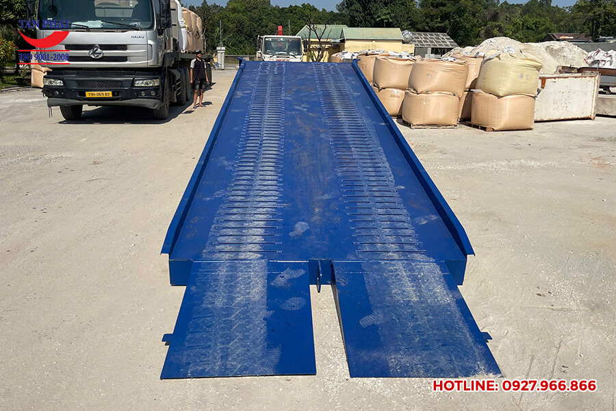 Cầu dẫn lên container 10 tấn tại Ninh Bình tăng cường chống trượt bằng thép phi gân