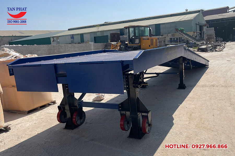 Cầu dẫn xe nâng lên container 10 tấn bàn giao tại Phú Thọ