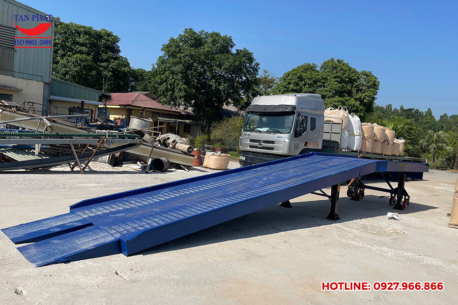 Cầu dẫn lên container 10 tấn giao tại Nông Trang, Phú Thọ