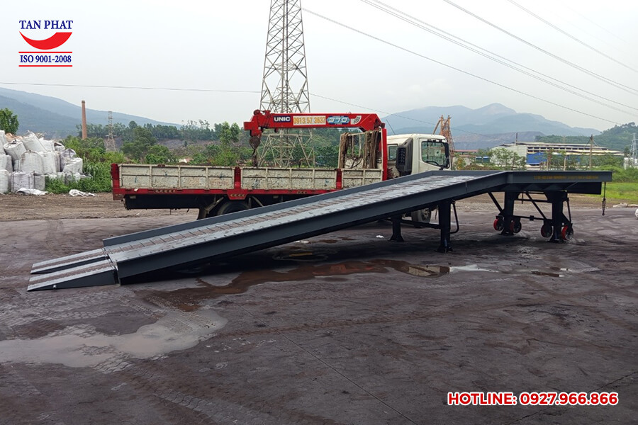 Cầu dẫn xe nâng lên container 8 tấn tại Phú Thọ