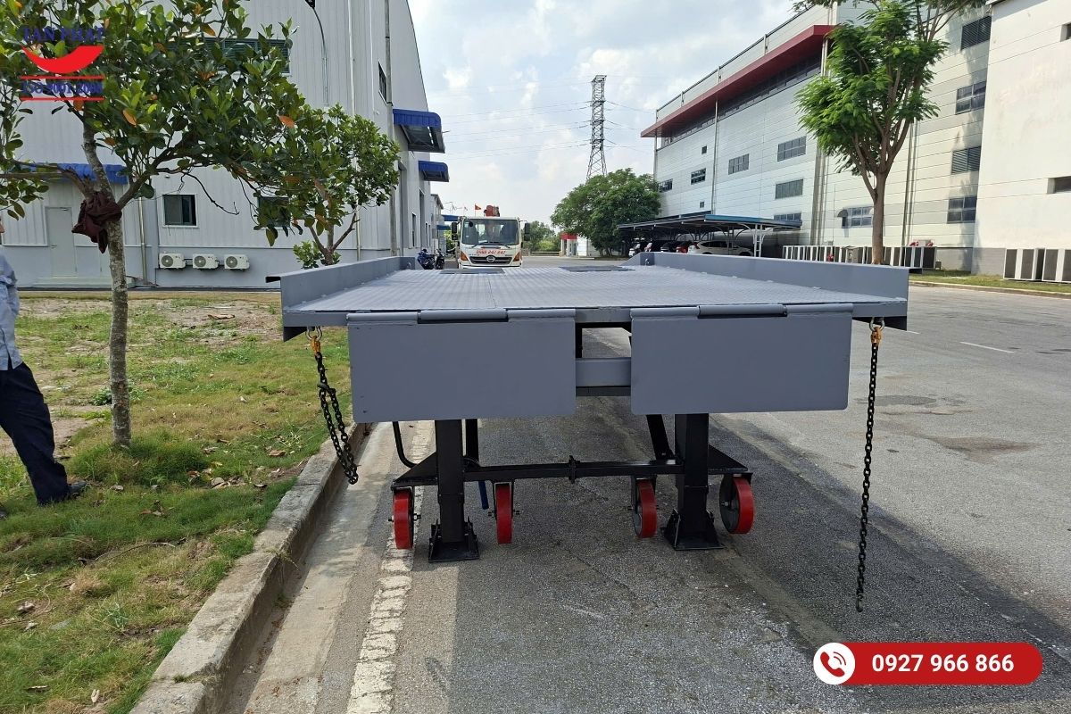 Cầu dẫn xe nâng 10 tấn Hải Phòng được bàn giao cho doanh nghiệp